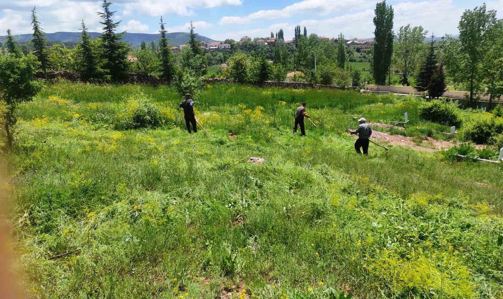 Hisarcık’ın Karbasan köyünde gönüllülerden mezarlık temizliği