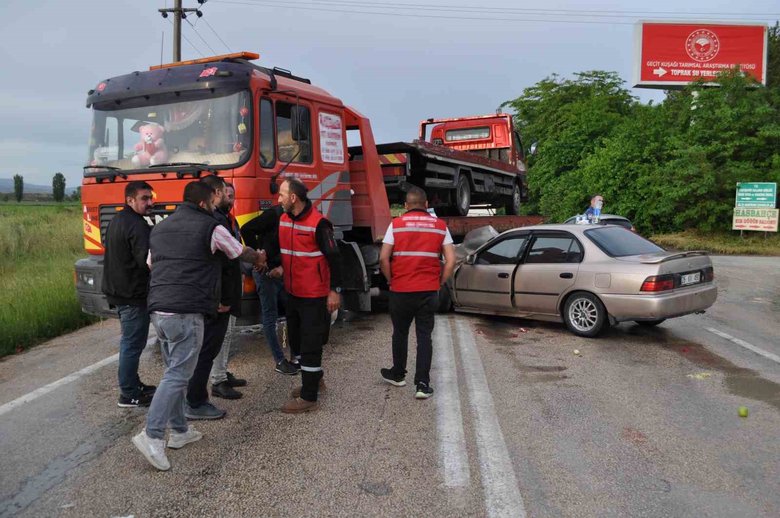 Otomobil oto kurtarıcıya çarptı: 3 yaralı