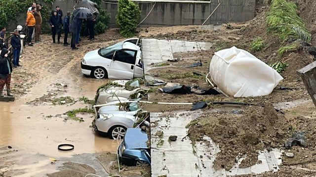 Samsun'da sel felaketi nedeniyle istinat duvarının 5 aracın üzerine devrildiği olaydan yeni görüntüler