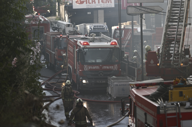 Başakşehir'deki fabrika yangını saatlerdir söndürülemiyor! Birçok ilçeden takviye ekip gitti