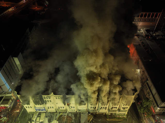 Başakşehir'deki fabrika yangını saatlerdir söndürülemiyor! Birçok ilçeden takviye ekip gitti