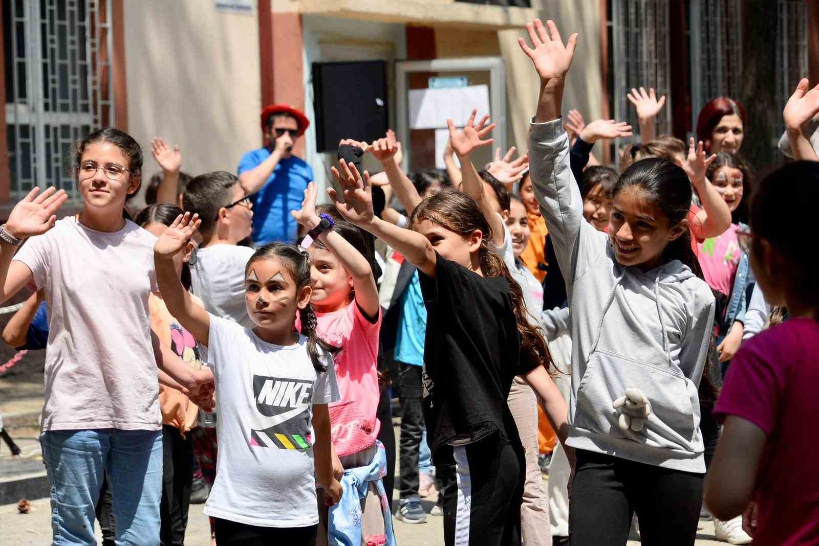 Başkan Bakkalcıoğlu, çocukların yılsonu eğlencesine eşlik etti