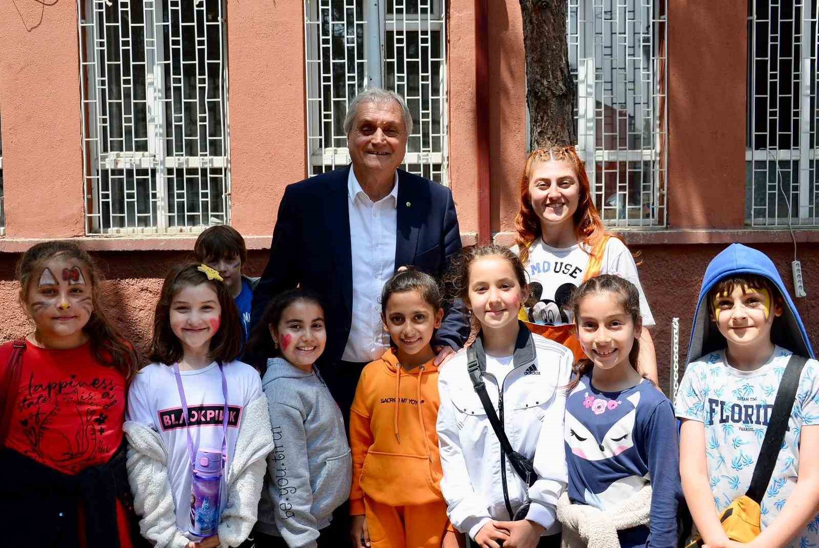 Başkan Bakkalcıoğlu, çocukların yılsonu eğlencesine eşlik etti