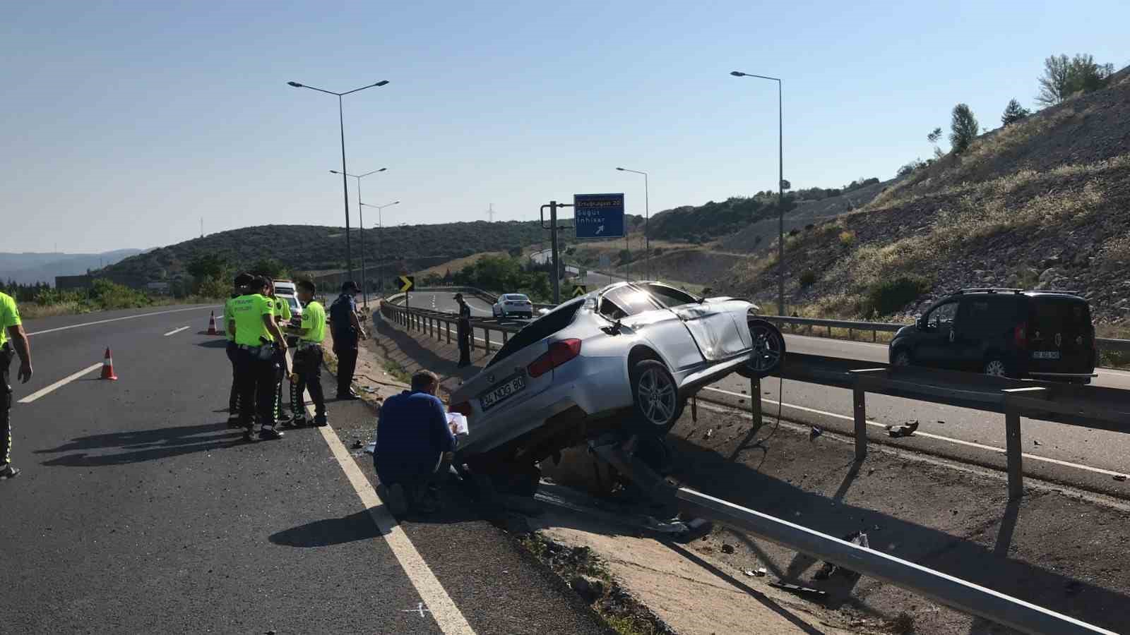 Bilecik’te otomobil bariyerlere çarptı: 2 yaralı