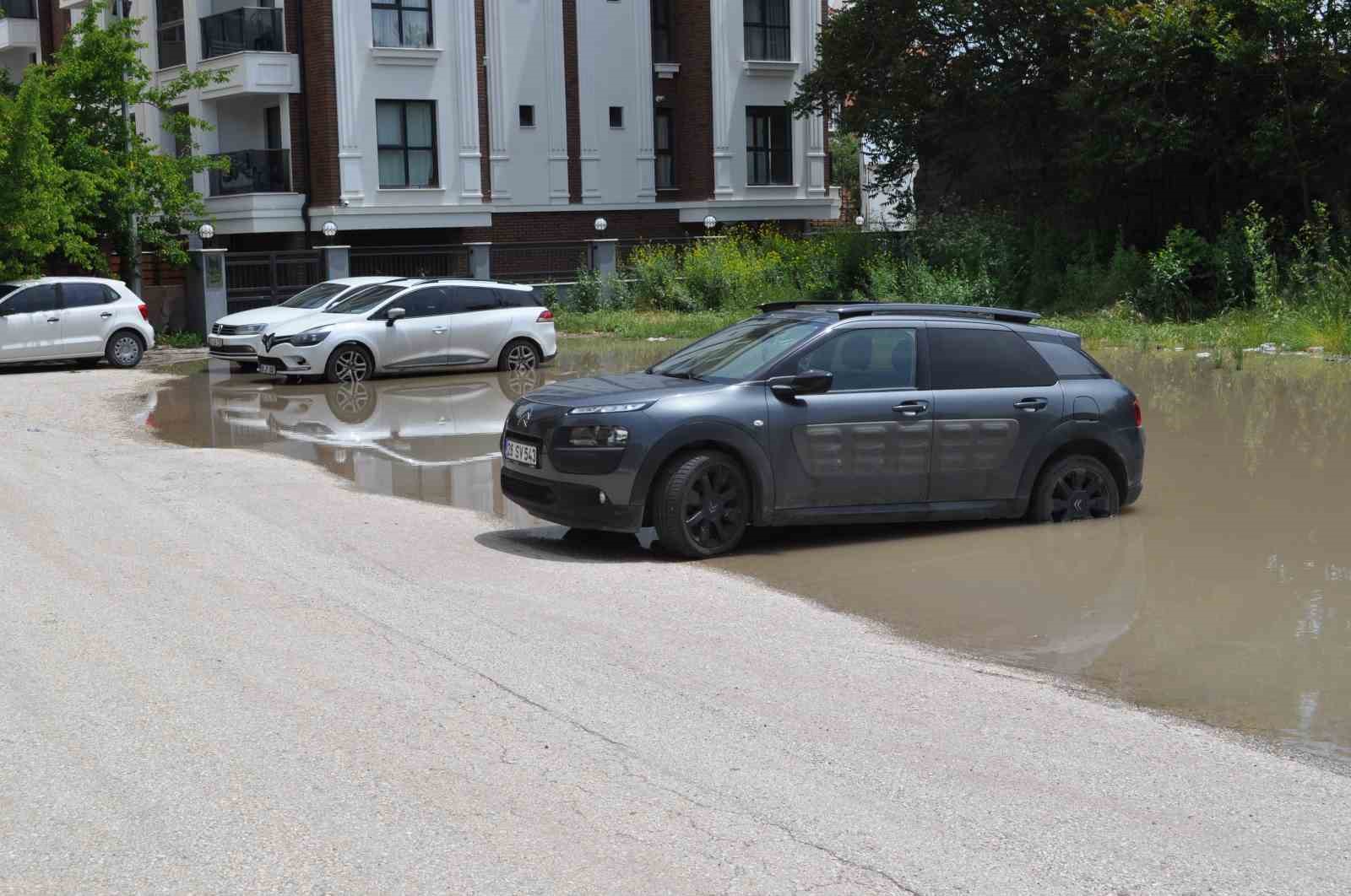 Boş araziye park edilen araçlar yağmur sonrası oluşan su birikintisinin ortasında kaldı