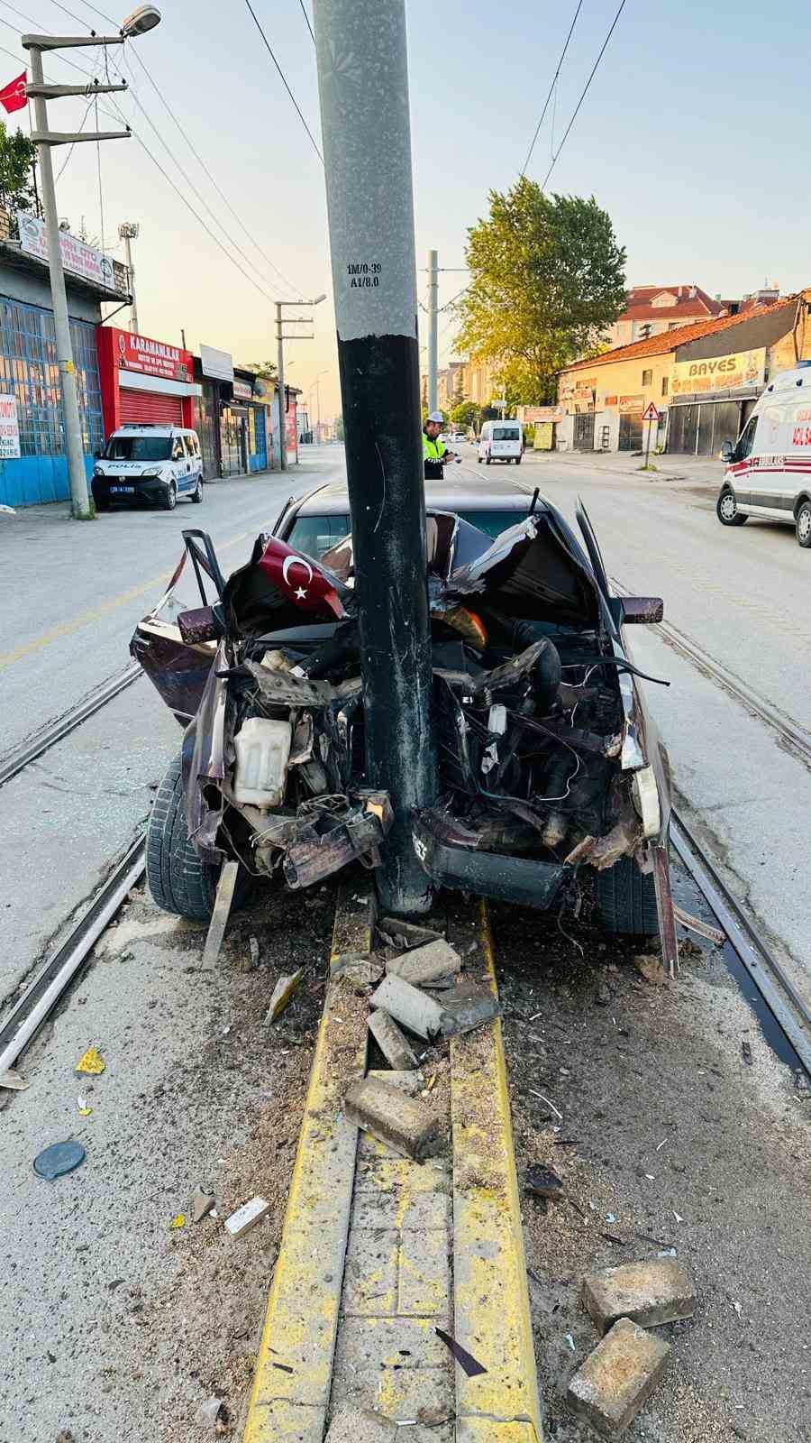 Tramvay yolundaki direğe çarpan araçtaki 2 kişi yaralandı