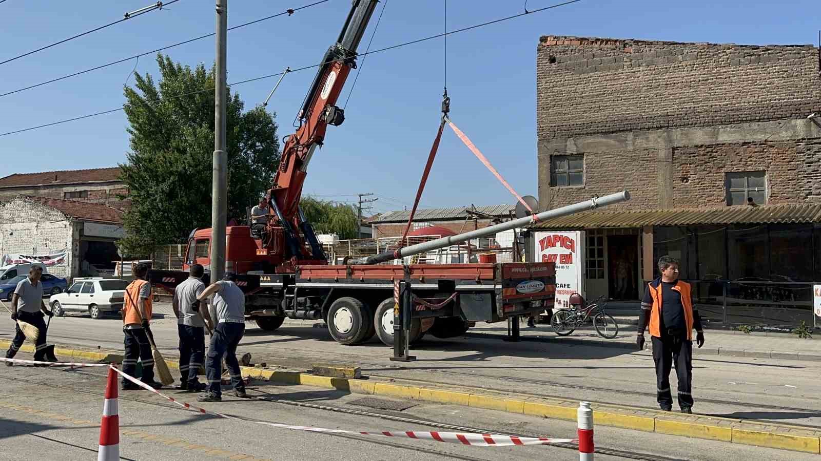 Tramvay yolundaki direğe çarpan araçtaki 2 kişi yaralandı