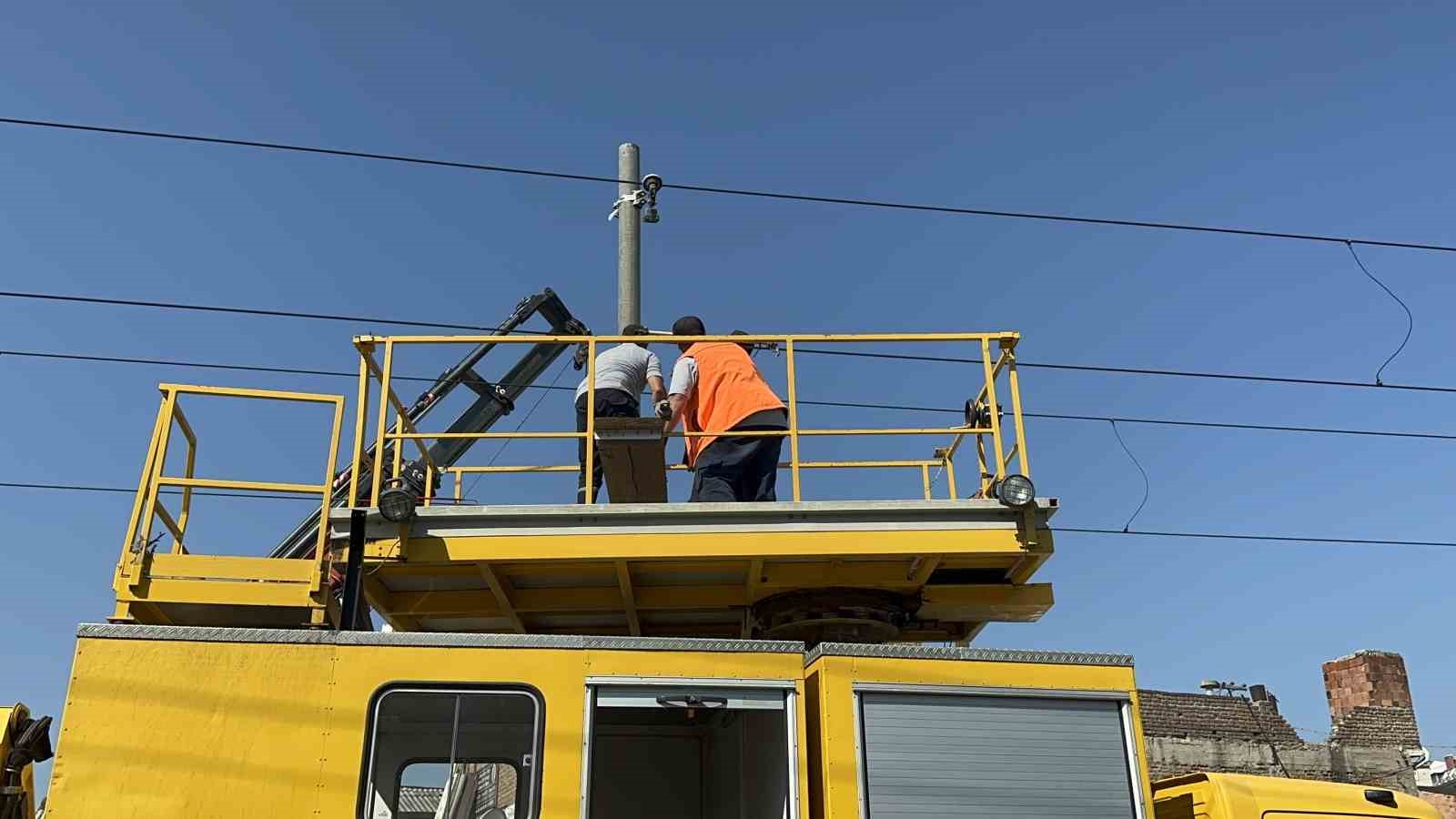 Tramvay yolundaki direğe çarpan araçtaki 2 kişi yaralandı