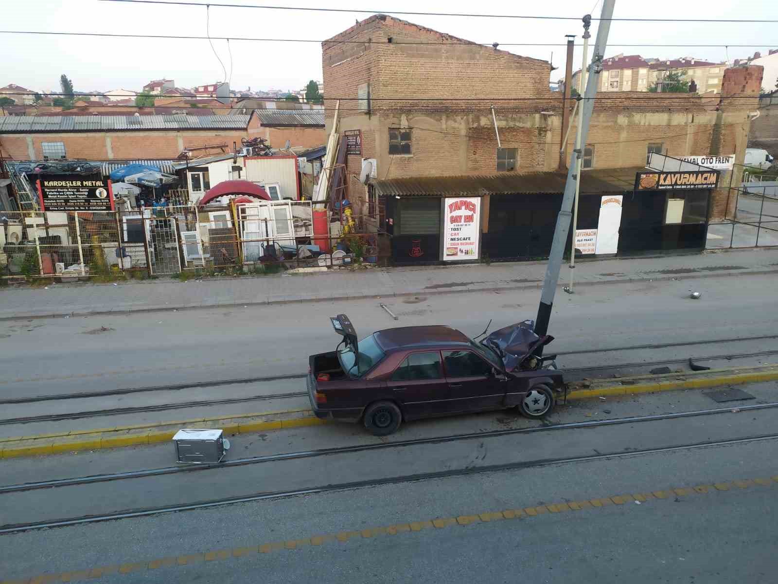 Tramvay yolundaki direğe çarpan araçtaki 2 kişi yaralandı