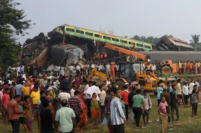 Hindistan'daki tren kazasına bilanço korkunç: 233 ölü, 900'den fazla yaralı var