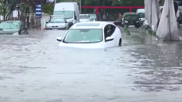 Son Dakika! Ankara'da sağanak yağış nedeniyle cadde ve sokaklar göle döndü, ev ve iş yerlerini su bastı