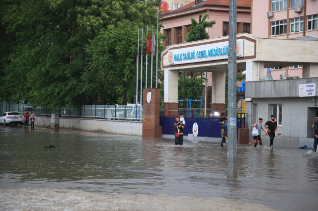 Sağanak yağışın etkili olduğu Ankara'da metroyu su bastı, yolcular tahliye edildi