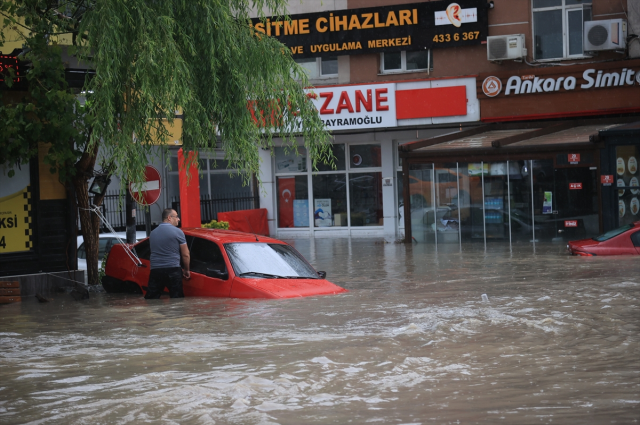 Sağanak yağışın etkili olduğu Ankara'da metroyu su bastı, yolcular tahliye edildi