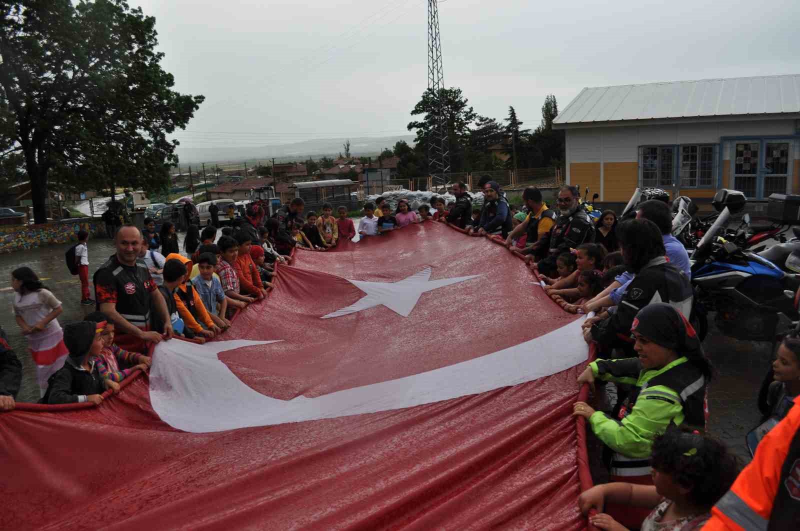 Motosiklet derneğinden köy okuluna anlamlı kitap desteği