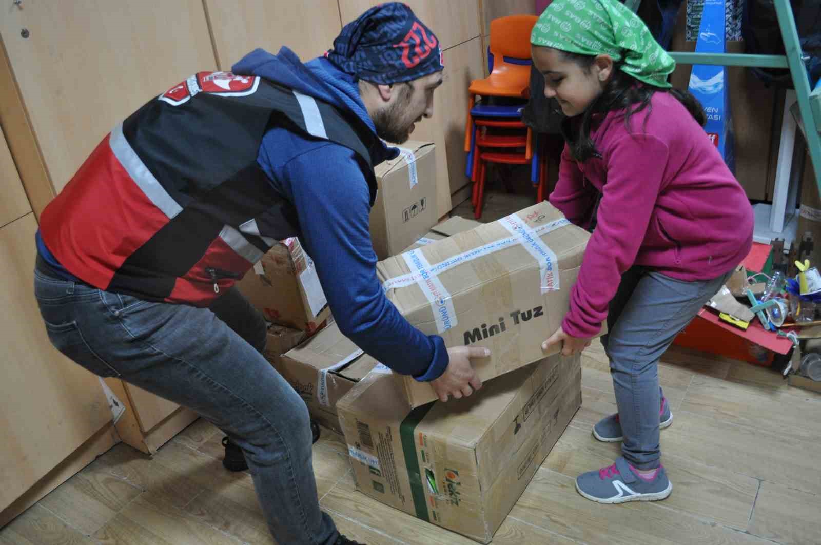 Motosiklet derneğinden köy okuluna anlamlı kitap desteği