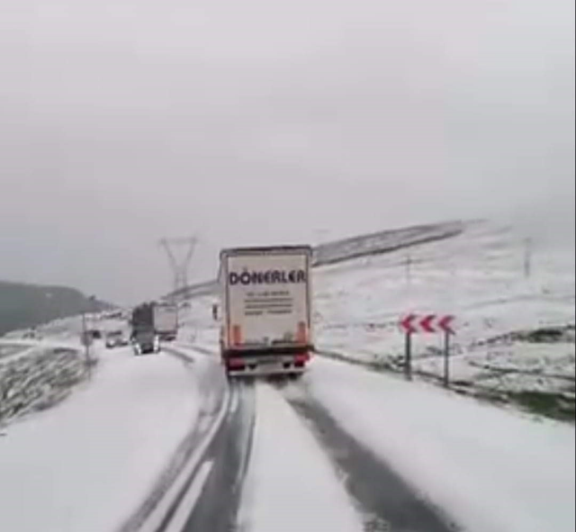 Haziran ayında Artvin'de şaşırtan görüntü! Dolu etrafı beyaza bürüdü