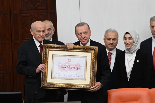 TBMM'de yemin eden Cumhurbaşkanı Erdoğan'ı muhalefet sıraları ne ayağa kalktı ne de alkışladı