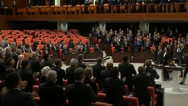 TBMM'de yemin eden Cumhurbaşkanı Erdoğan'ı muhalefet sıraları ne ayağa kalktı ne de alkışladı