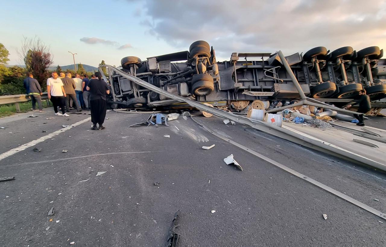 İstanbul'da karşı şeride geçen tır otomobilin üzerine devrildi: 1 ölü