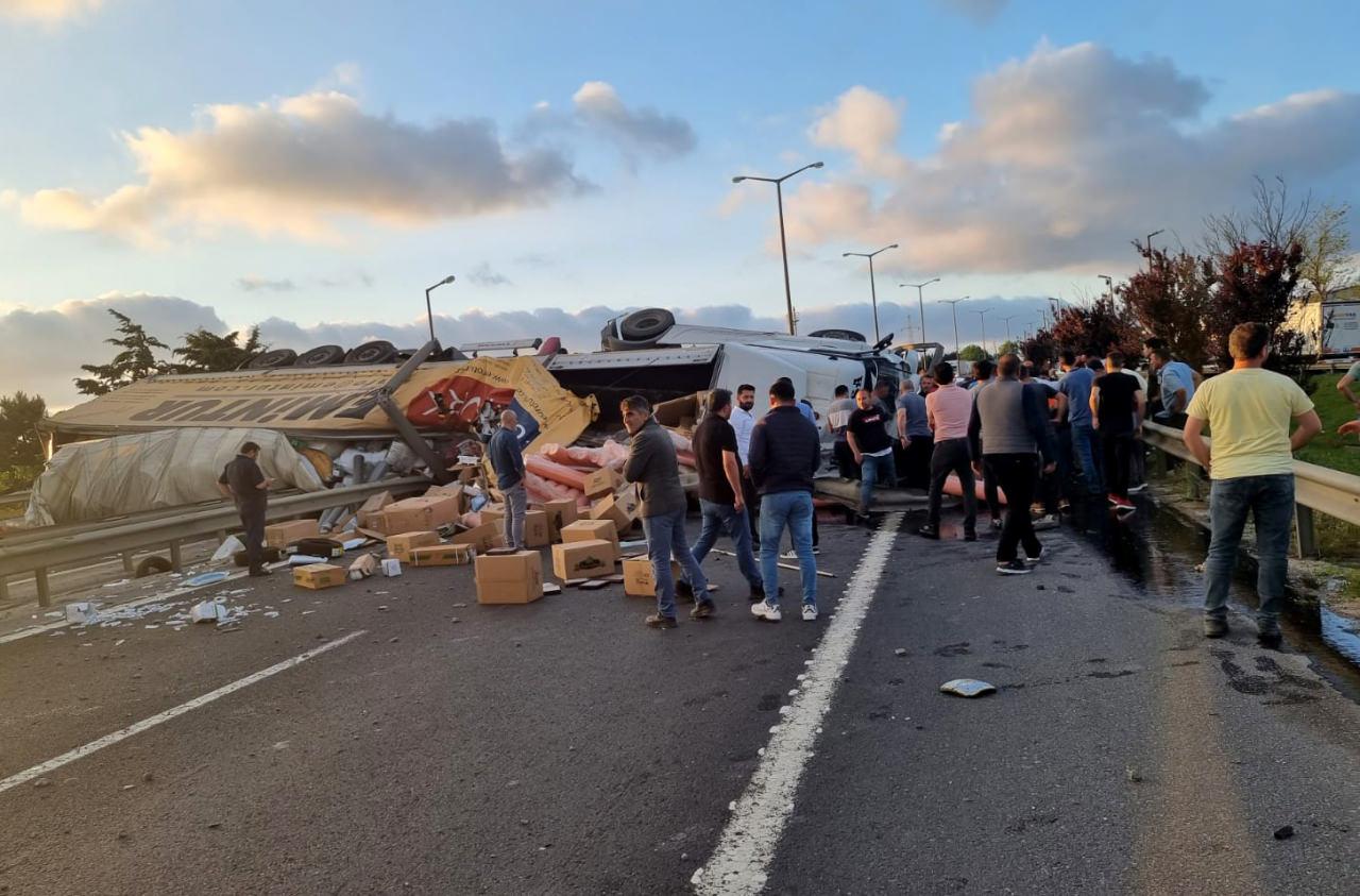 İstanbul'da karşı şeride geçen tır otomobilin üzerine devrildi: 1 ölü