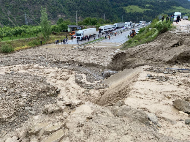 Amasya'da sel karayolunu ulaşıma kapattı