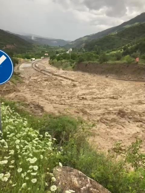 Amasya'da sel karayolunu ulaşıma kapattı