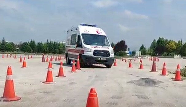 Ambulans sürücülerine ambulans sürüş teknikleri eğitimi verildi