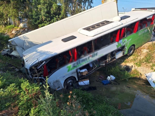 Yolcu otobüsü kamyonla çarpışıp dere yatağına uçtu: 1 ölü, 28 yaralı