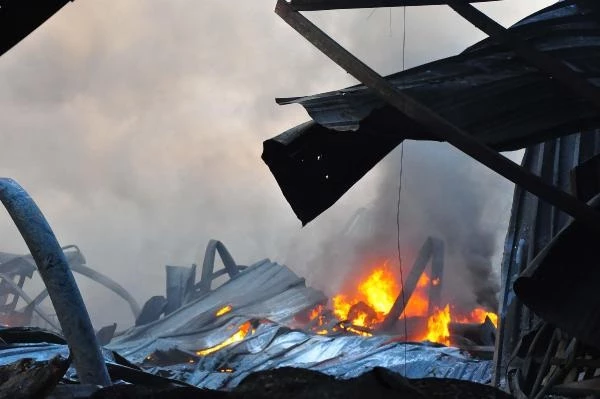 Manisa'da dev tesiste çıkan yangın 19 saat sonra kontrol altına alındı