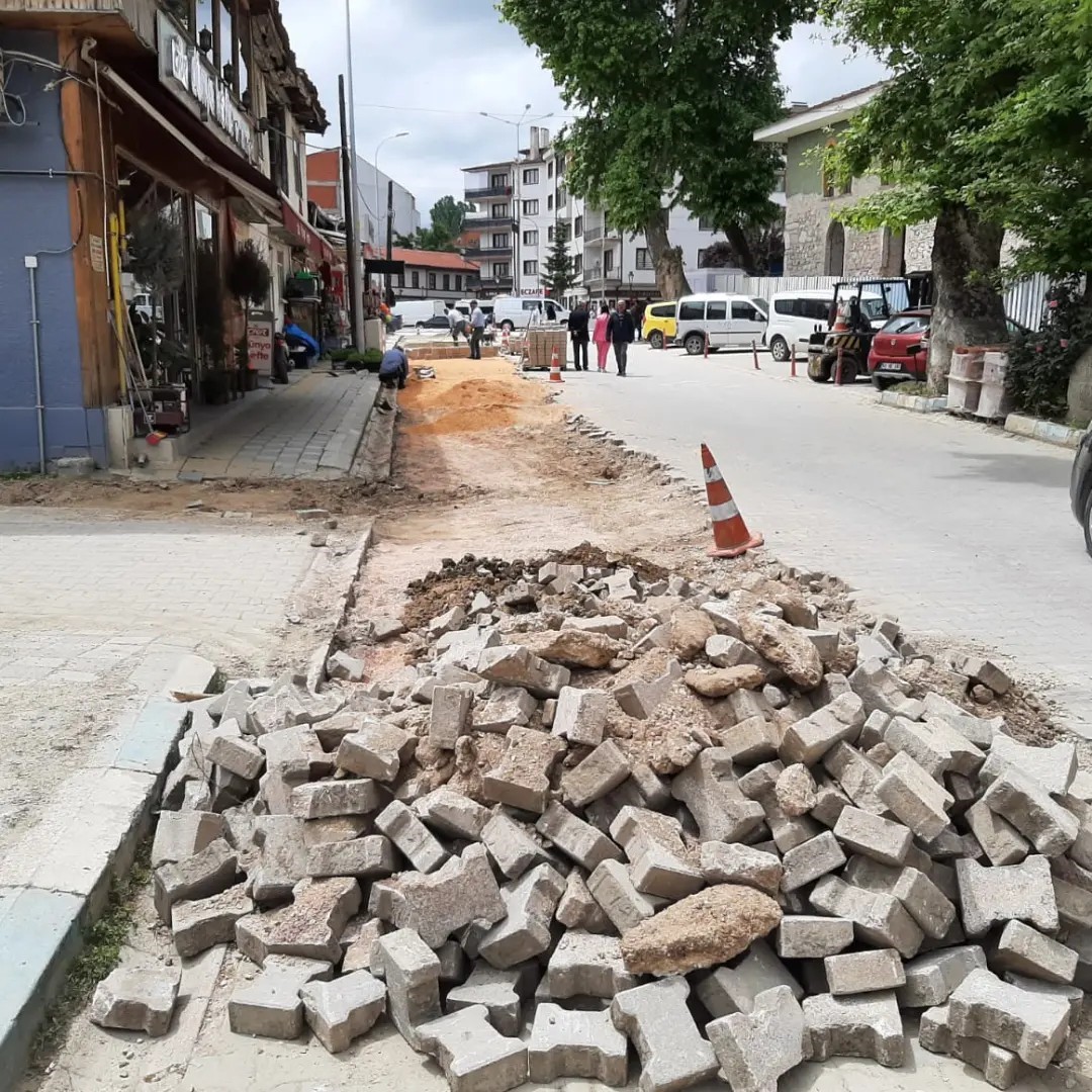 Kaldırım tamirat çalışmaları yerinde inceledi