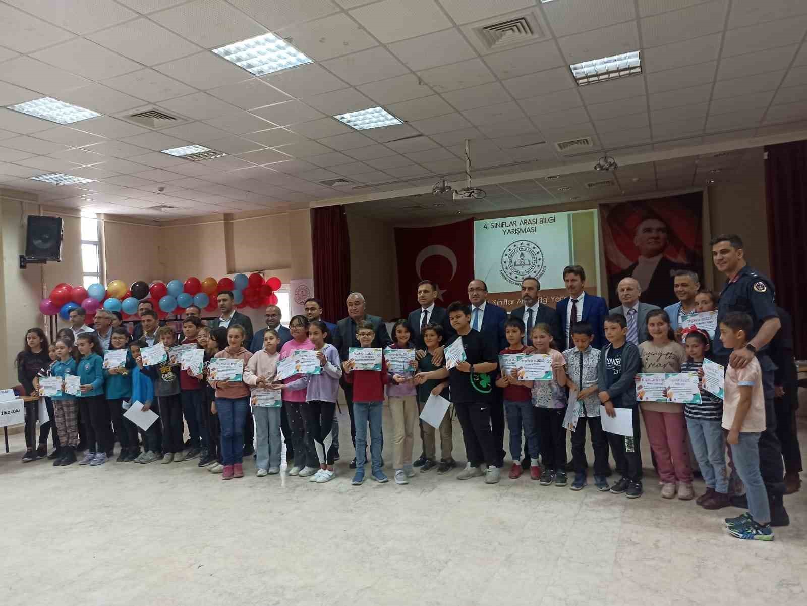 Miralay Reşatbey İlkokulu bilgi yarışmasında birinci oldu