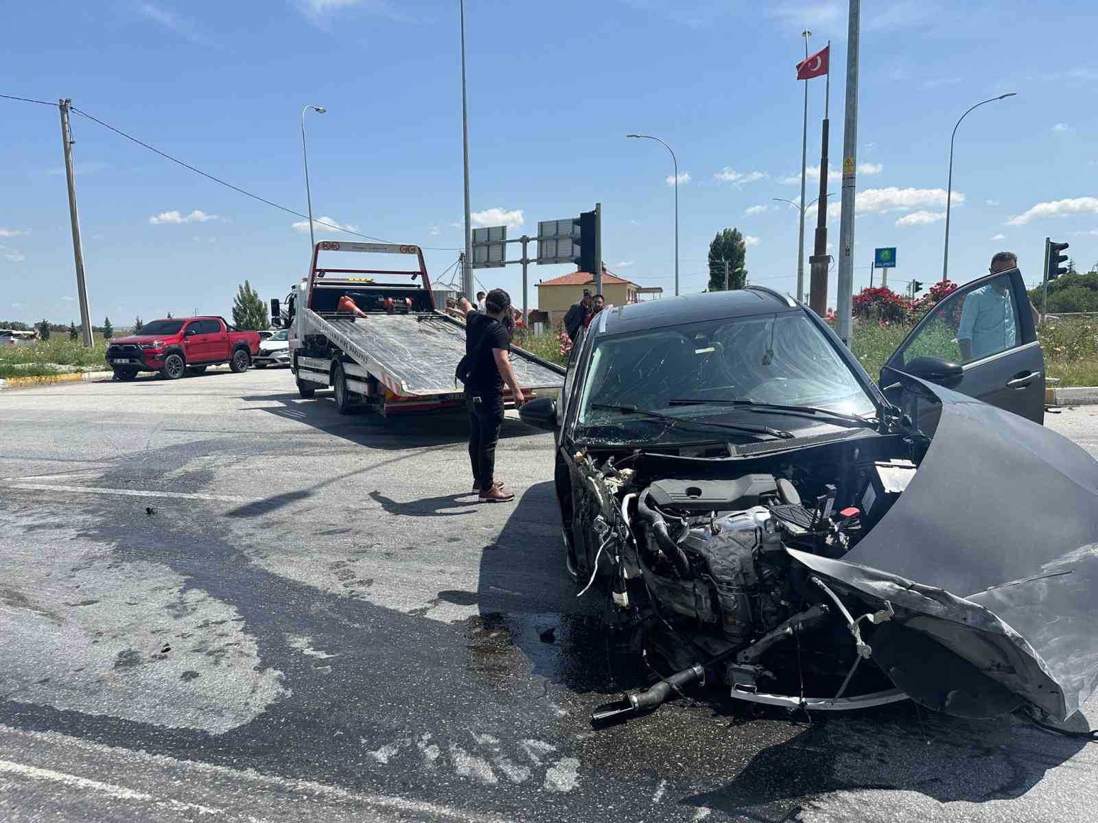 AK Parti’li belediye başkanının aracı tırla çapıştı, feci kaza anı kameraya yansıdı
