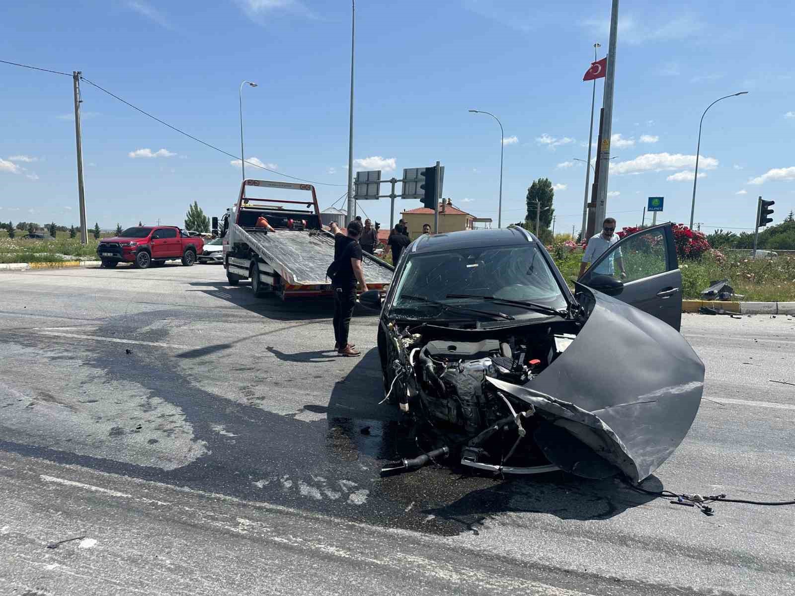 AK Parti’li belediye başkanının aracı tırla çapıştı, feci kaza anı kameraya yansıdı