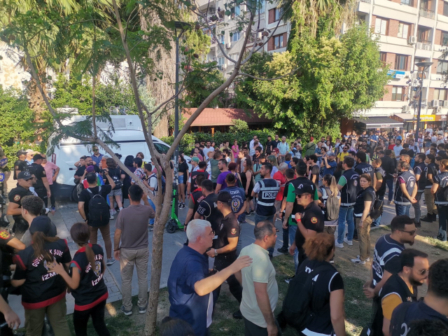 İzmir'de LGBT yürüyüşüne polis müdahalesi: 50'nin üzerinde gözaltı