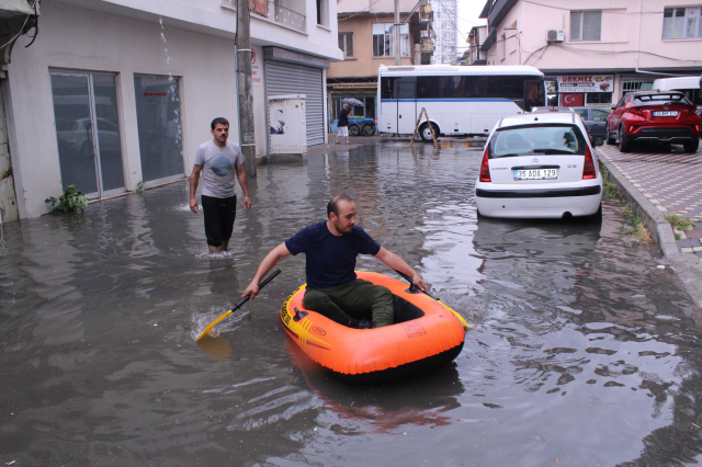 İzmirli vatandaş göle dönen sokaktan botla geçti: Her sene aynı manzara