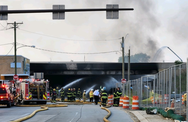 ABD'nin Philadelphia eyaletinde akaryakıt yüklü tanker patladı, yol çöktü