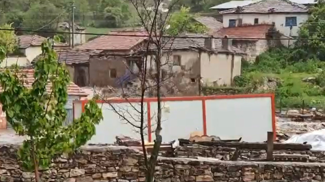 Eskişehir'de sel suları köyü ikiye böldü