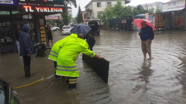 Düzce'de sağanak yağış sonrası sokaklar göle döndü