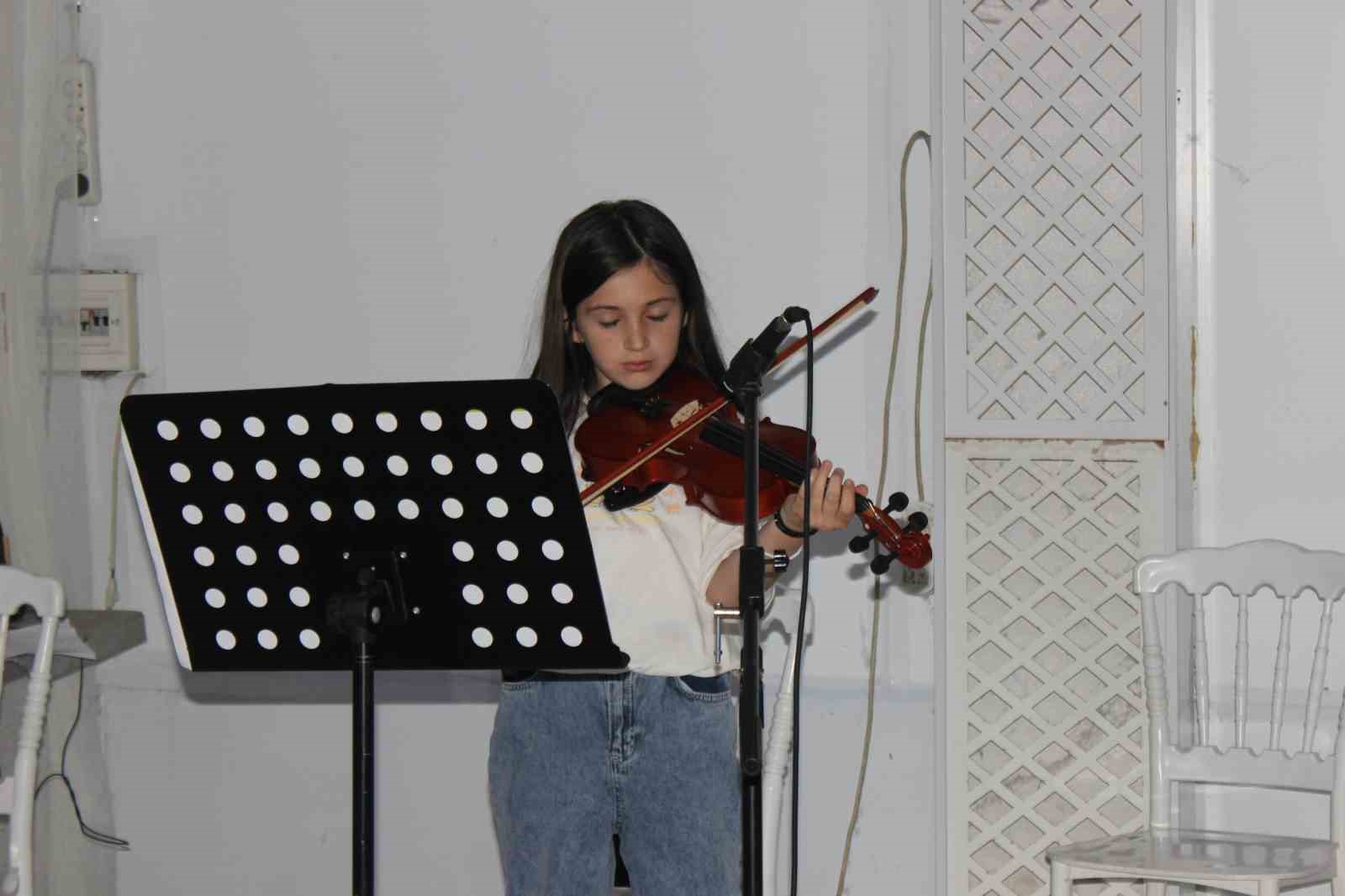 Halk eğitimi merkezi kursiyerlerinden müzik ziyafeti