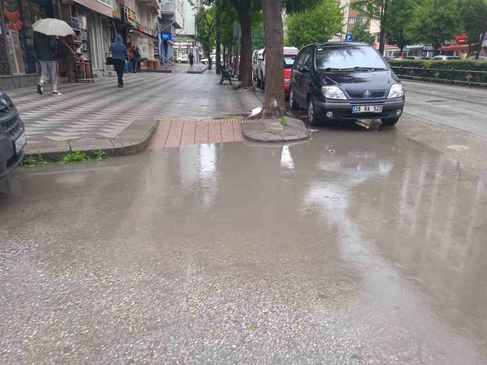 Engelli rampasının önündeki su birikintisi vatandaşlara zor anlar yaşattı