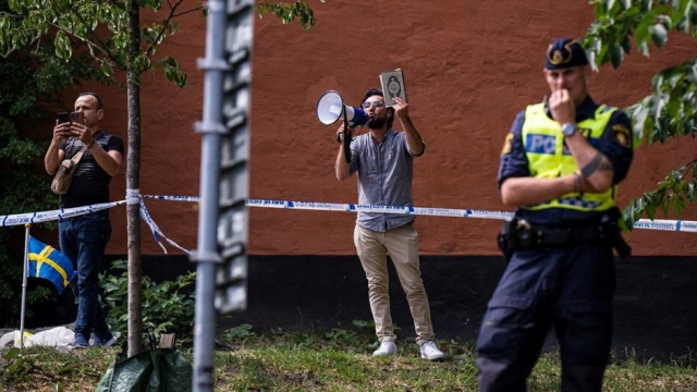 İsveç'te cami önünde Kur'an-ı Kerim'e yakan kişiye nefret söylemi soruşturması açıldı