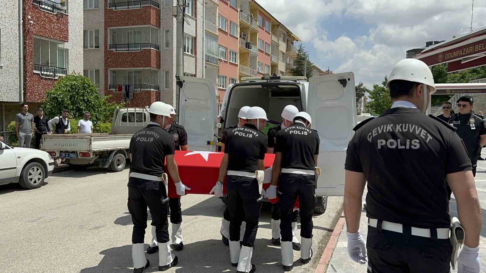 Kalp krizi sebebiyle vefat eden polis memuru son yolcuğuna uğurlandı