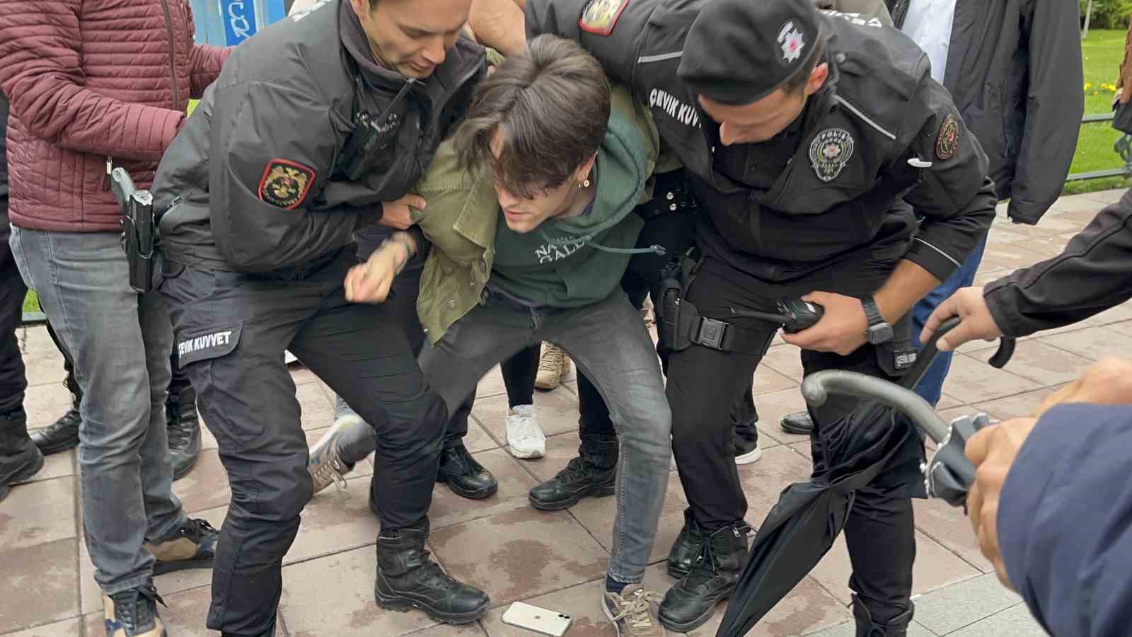 Eylemci zannedilerek gözaltına alınan vatandaş serbest bırakılınca polislere sarılarak olay yerinden ayrıldı