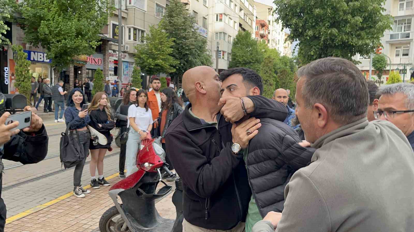 Eylemci zannedilerek gözaltına alınan vatandaş serbest bırakılınca polislere sarılarak olay yerinden ayrıldı