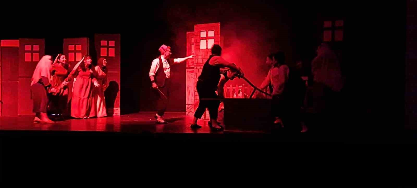 ‘Aşkımız Aksaray’ın En Büyük Yangını’ tiyatrosu Bilecik’te yoğun ilgi gördü