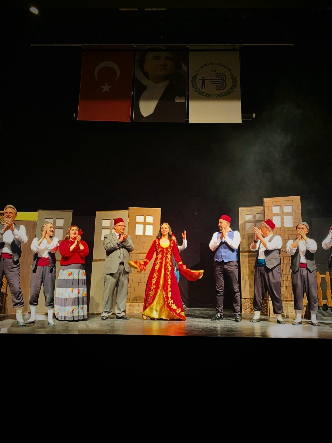 ‘Aşkımız Aksaray’ın En Büyük Yangını’ tiyatrosu Bilecik’te yoğun ilgi gördü