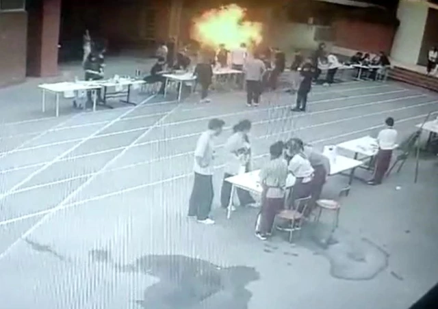 Özel okulda deney sırasında patlama anı güvenlik kamerasında