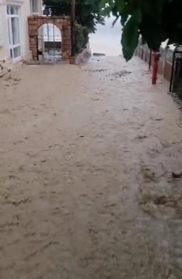 Silivri'de sağanak yağış sonrası yollar nehre döndü