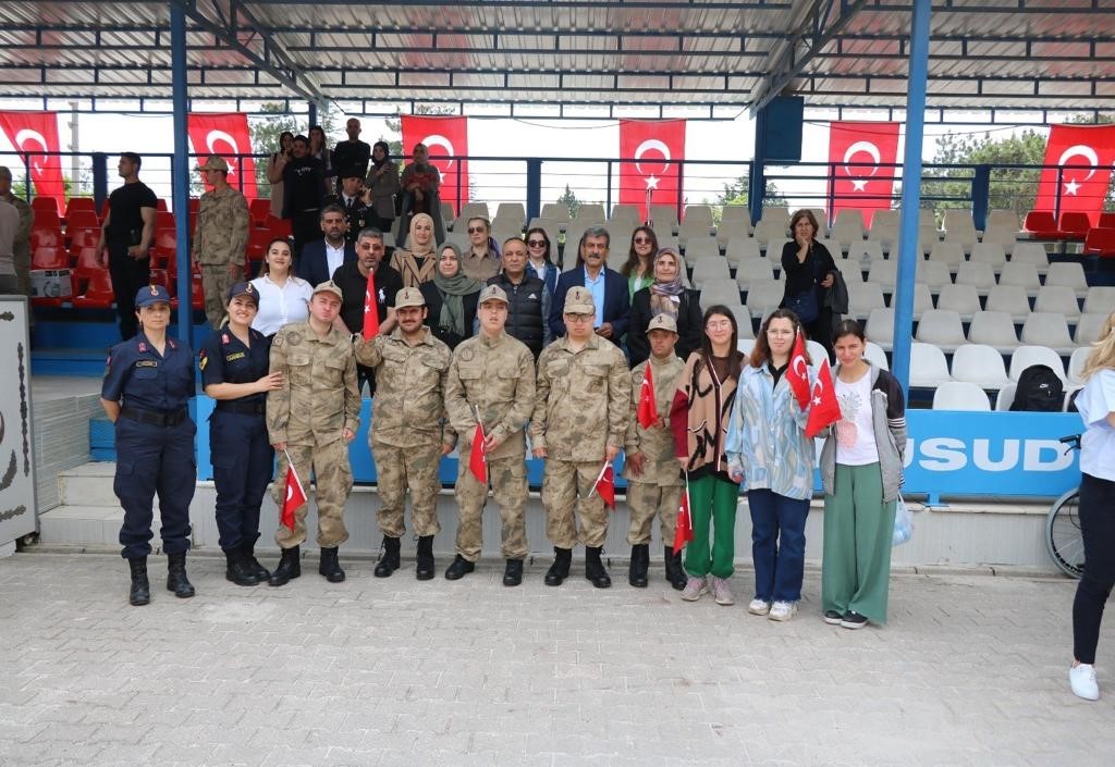 Özel çocuklar yemin törenini ön sıralardan izledi