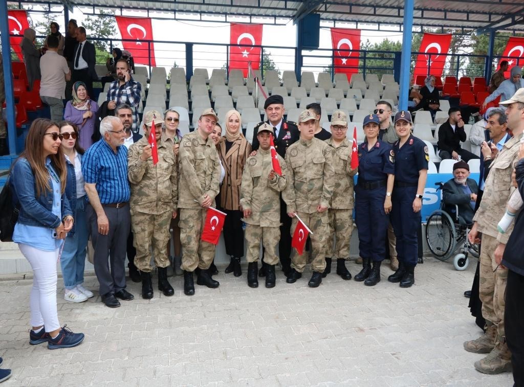 Özel çocuklar yemin törenini ön sıralardan izledi